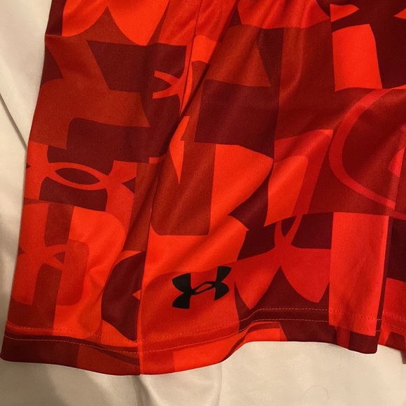 Red Under Armour boys L shorts - Picture 2 of 3